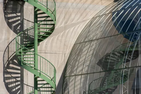 خلفية درج حلزوني بدقة 4K · architecture · 3840×2563