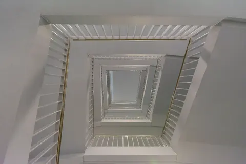 خلفية درج حلزوني بدقة 4K · architecture · 3840×2560