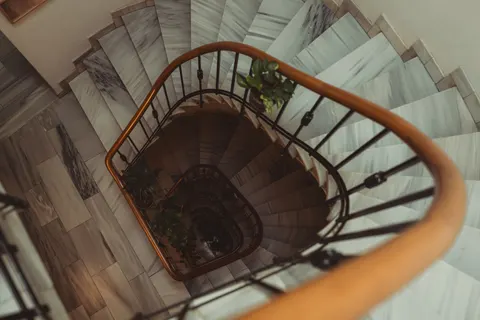 خلفية درج حلزوني بدقة 4K · architecture · 3840×2560