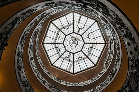 सर्पिल सीढ़ी 4K वॉलपेपर · architecture · 3840×2561