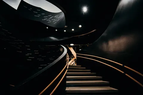 خلفية درج حلزوني بدقة 4K · architecture · 3840×2563