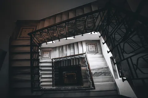 خلفية درج حلزوني بدقة 4K · architecture · 3840×2560
