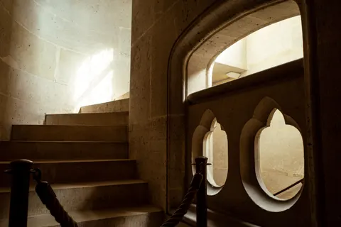 सर्पिल सीढ़ी 4K वॉलपेपर · architecture · 3840×2560