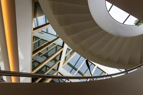 خلفية درج حلزوني بدقة 4K · architecture · 3840×2560
