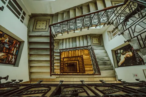 خلفية درج حلزوني بدقة 4K · architecture · 3840×2561