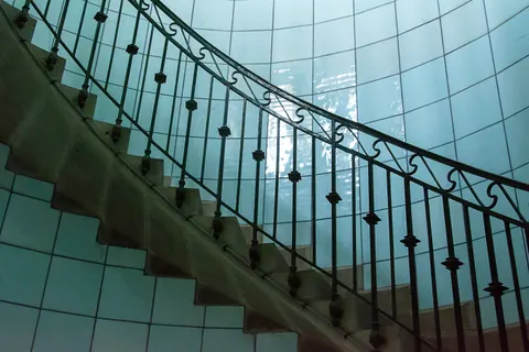 خلفية درج حلزوني بدقة 4K · architecture · 3840×2560