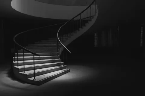 خلفية درج حلزوني بدقة 4K · architecture · 3840×2560