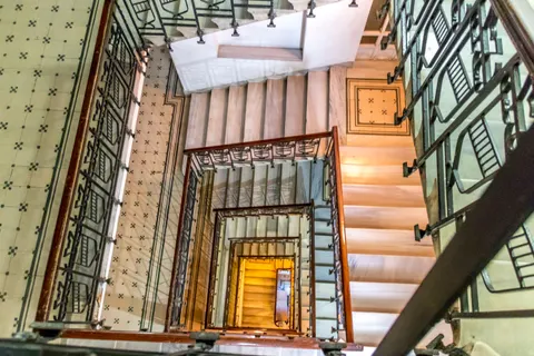 خلفية درج حلزوني بدقة 4K · architecture · 3840×2560