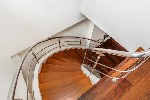 خلفية درج حلزوني بدقة 4K · architecture · 3840×2563