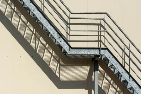 خلفية سلالم هندسية بدقة 4K · architecture · 3840×2560