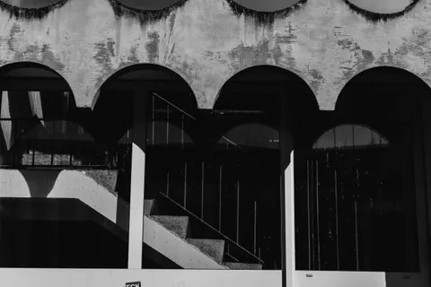 خلفية سلالم هندسية بدقة 4K · architecture · 3840×2560