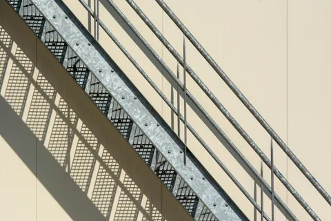 خلفية سلالم هندسية بدقة 4K · architecture · 3840×2560