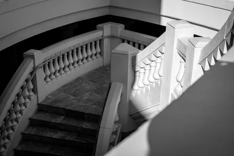 خلفية سلالم هندسية بدقة 4K · architecture · 3840×2563