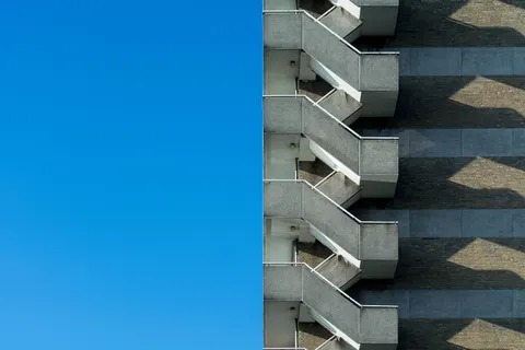 خلفية سلالم هندسية بدقة 4K · architecture · 3840×2560