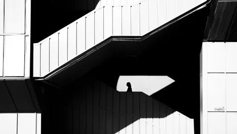 خلفية سلالم هندسية بدقة 4K · architecture · 3840×2169