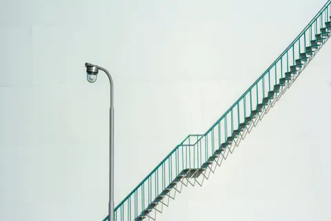 خلفية سلالم هندسية بدقة 4K · architecture · 3840×2560