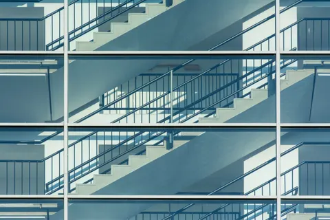 خلفية سلالم هندسية بدقة 4K · architecture · 3840×2560
