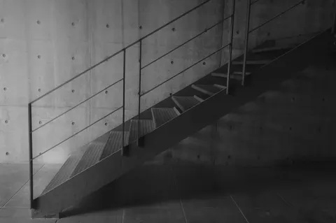 Fond d'écran Escalier géométrique 4K · architecture · 3840×2556
