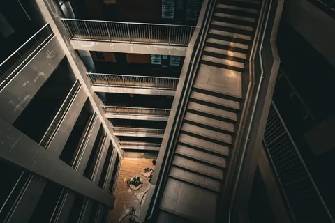 خلفية سلالم هندسية بدقة 4K · architecture · 3840×2560