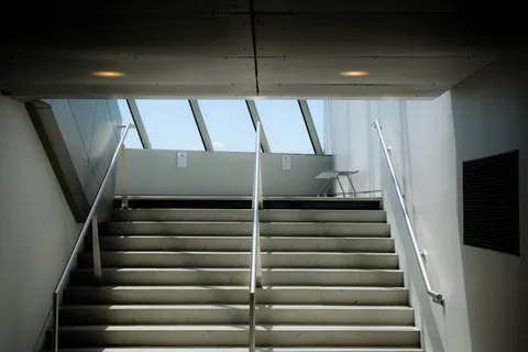 خلفية سلالم هندسية بدقة 4K · architecture · 3840×2560