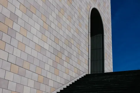 خلفية سلالم هندسية بدقة 4K · architecture · 3840×2560