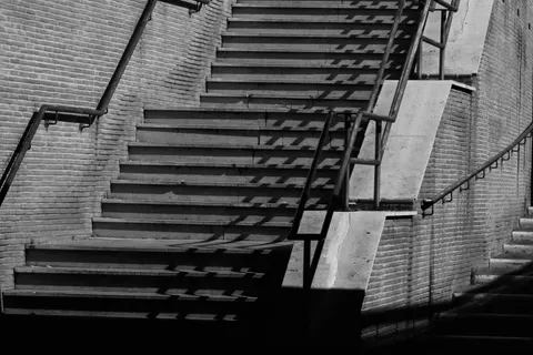 Wallpaper Tangga Geometris 4K · architecture · 3840×2560