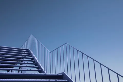 خلفية سلالم هندسية بدقة 4K · architecture · 3840×2549