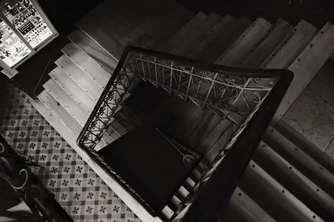 Fond d'écran Escalier géométrique 4K · architecture · 3840×2560