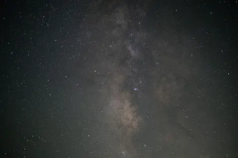 रात के आसमान में आकाशगंगा 4K वॉलपेपर · space · 3840×2560