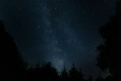 रात के आसमान में आकाशगंगा 4K वॉलपेपर · space · 3840×2560
