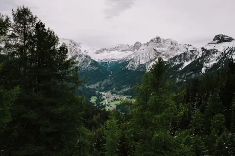 خلفية جبال الدولوميت بدقة 4K · mountains · 3840×2560