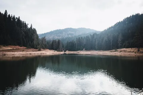 Fond d'écran Lac de montagne 4K · mountains · 3840×2560