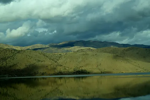 Fond d'écran Lac de montagne 4K · mountains · 3840×2560