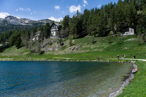 Bergsee 4K Hintergrundbild · mountains · 3840×2558