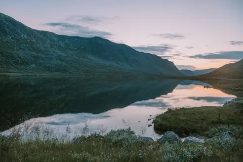 Fond d'écran Lac de montagne 4K · mountains · 3840×2560