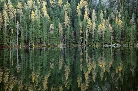 Обои Горное озеро 4K · mountains · 3840×2555