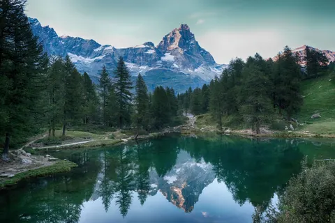 Fond d'écran Lac de montagne 4K · mountains · 3840×2560