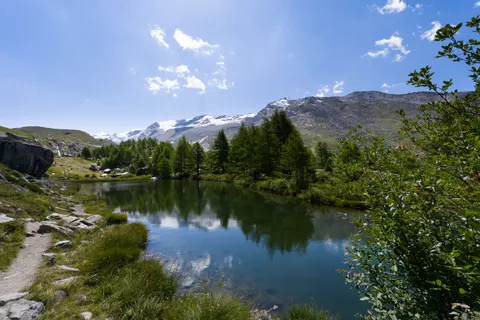 산속 호수 4K 배경화면 · mountains · 3840×2558