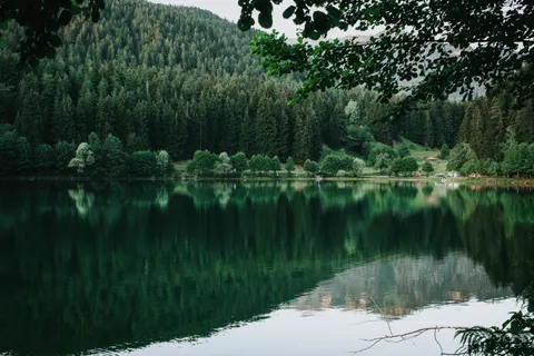 Fondo de pantalla Lago de montaña 4K · mountains · 3840×2560