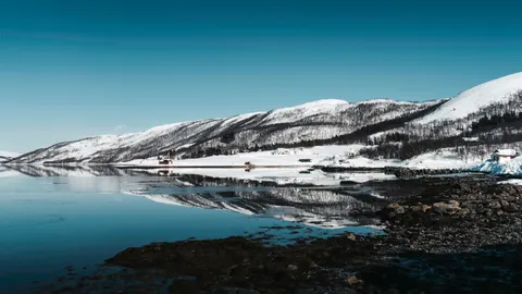 Fond d'écran Lac de montagne 4K · mountains · 3840×2160