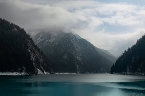 Fond d'écran Lac de montagne 4K · mountains · 3840×2560