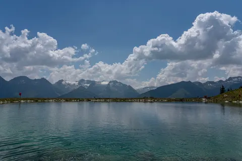 山中湖泊 4K壁纸 · mountains · 3840×2561