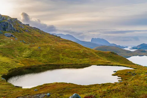 山中湖泊 4K壁纸 · mountains · 3840×2560