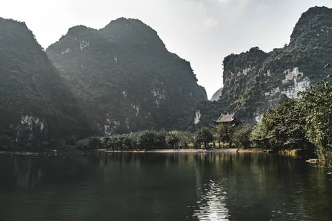 山中湖泊 4K壁纸 · mountains · 3840×2560