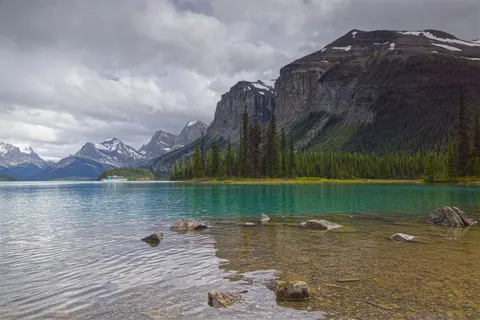 Обои Горное озеро 4K · mountains · 3840×2561