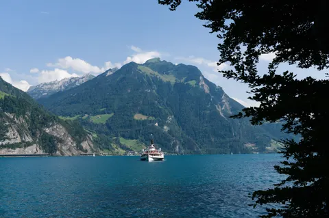 Fond d'écran Lac de montagne 4K · mountains · 3840×2558