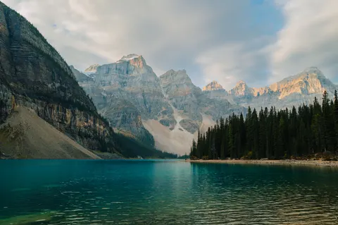 Bergsee 4K Hintergrundbild · mountains · 3840×2556