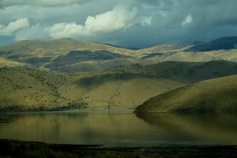 Fond d'écran Lac de montagne 4K · mountains · 3840×2560