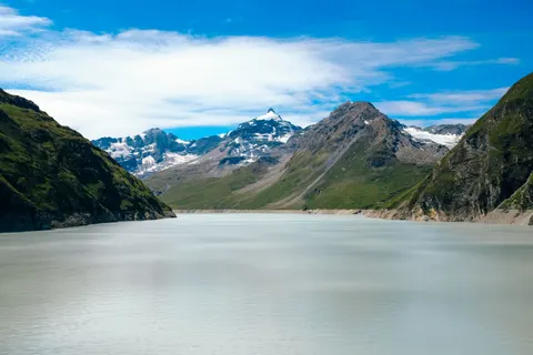 산속 호수 4K 배경화면 · mountains · 3840×2560