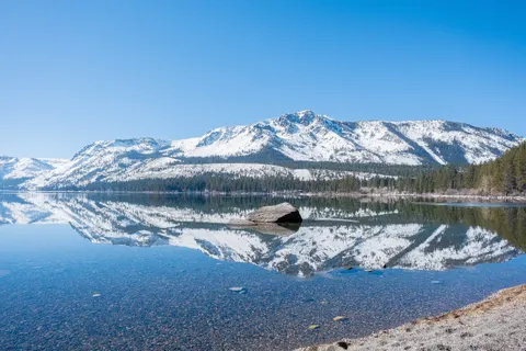 Fond d'écran Lac de montagne 4K · mountains · 3840×2560